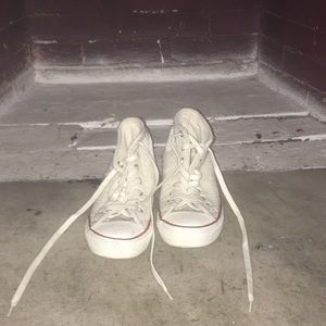 Sweater Chuck Taylors